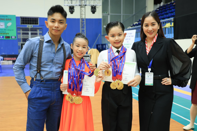 Quý tử nhà Khánh Thi - Phan Hiển vừa giành 6 HCV giải dancesport quốc gia, visual cực phẩm đón Halloween- Ảnh 2.