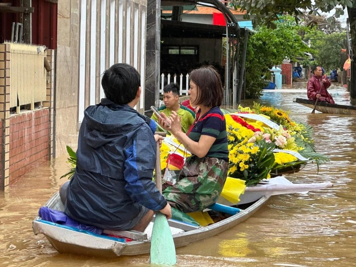 Quặn lòng cảnh chèo thuyền vượt lũ đưa người thân đi mai táng ở Quảng Bình- Ảnh 1.