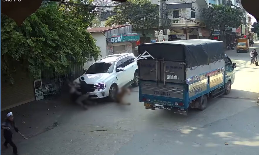 Hà Nội: Ô tô nghi mất lái đâm vào đoàn người đi dự đám tang, 1 người chết, nhiều người bị thương- Ảnh 2.