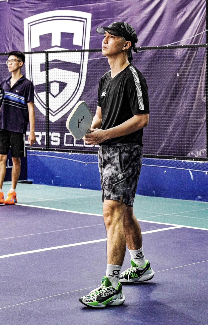 Biểu cảm "khó đỡ" của Cường Seven khi cùng chị đẹp Ngọc Anh chơi pickleball- Ảnh 3.