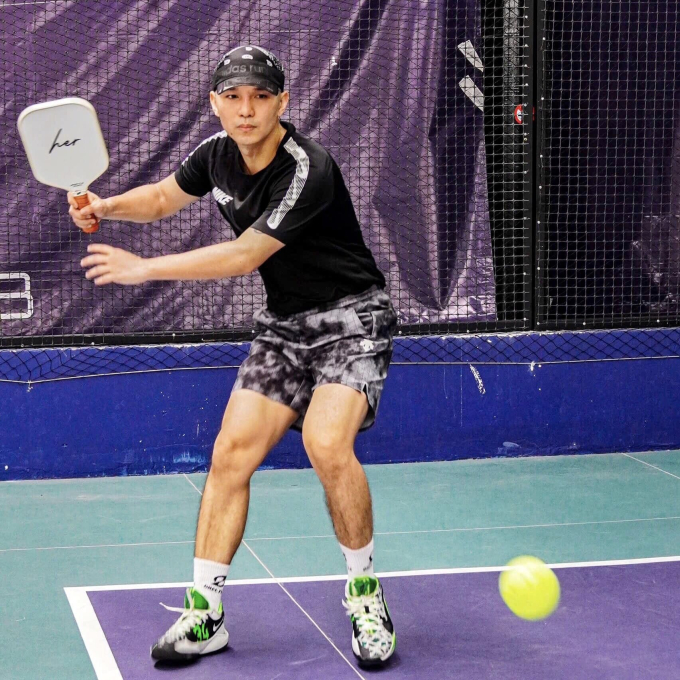 Biểu cảm "khó đỡ" của Cường Seven khi cùng chị đẹp Ngọc Anh chơi pickleball- Ảnh 2.