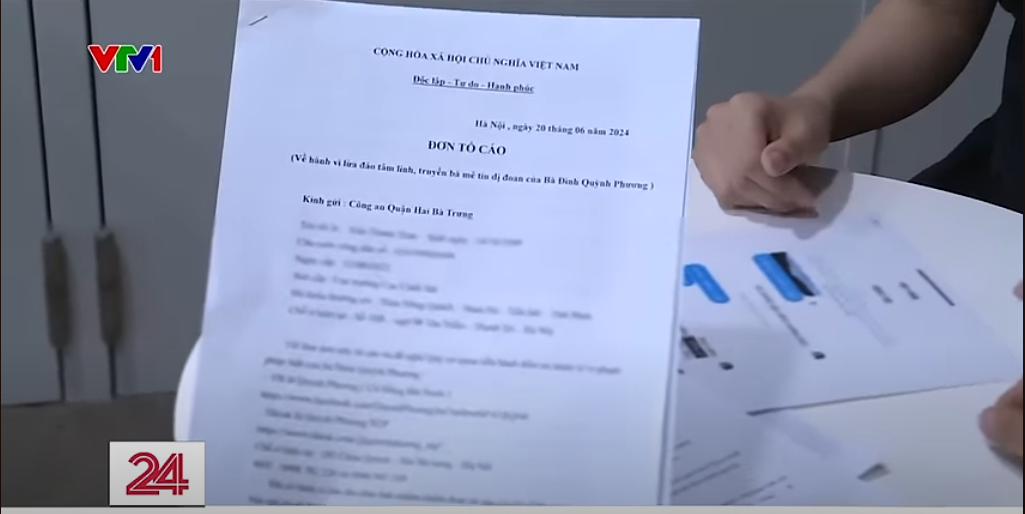 Cô đồng Quỳnh Phương với chiêu trò xem bói qua bát nước, "nhìn thấu đời người" vừa bị VTV "nhắc tên" là ai?- Ảnh 6.