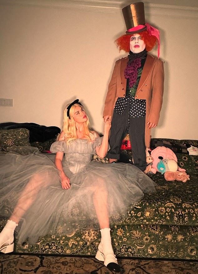 Kylie Jenner - Selena Gomez lột xác dẫn đầu dàn sao cosplay phim, đè bẹp Paris Hilton và loạt mỹ nhân hở bạo đêm Halloween- Ảnh 7.