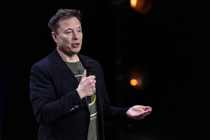 Elon Musk bị tố từng sống 