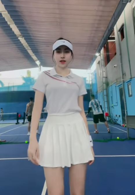 Em gái Văn Toàn mặc váy ngắn ra sân pickleball nhảy cực sexy, "flex" cuộc sống sang chảnh trong biệt thự- Ảnh 2.