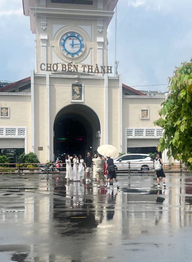 Chưa kịp làm gì đã thấy Tết: Dân tình TP.HCM xúng xính áo dài đi chụp ảnh dù Giáng sinh chưa đến- Ảnh 2.