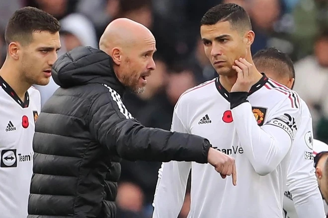 Tiết lộ: Ronaldo bị Ten Hag đối xử phũ phàng tại MU, phải cầu cứu sự giúp đỡ từ cầu thủ trẻ- Ảnh 1.