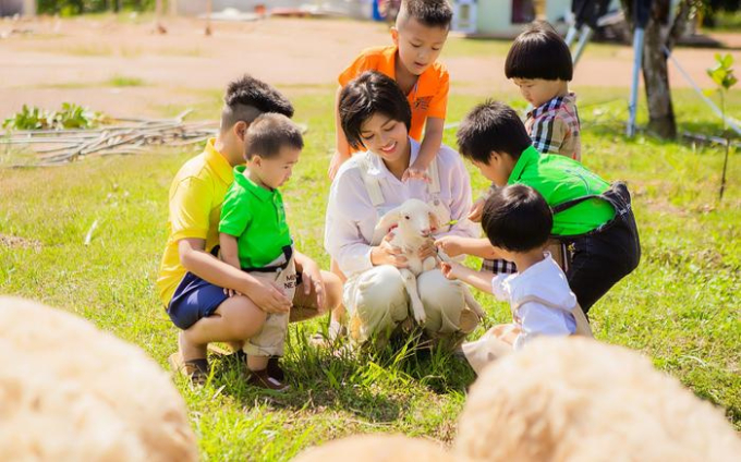 Cùng đưa con bỏ phố về quê, 2 sao Việt có kết quả trái ngược: Người hối hận vì con sắp tự kỷ, người lại quá hài lòng- Ảnh 1.