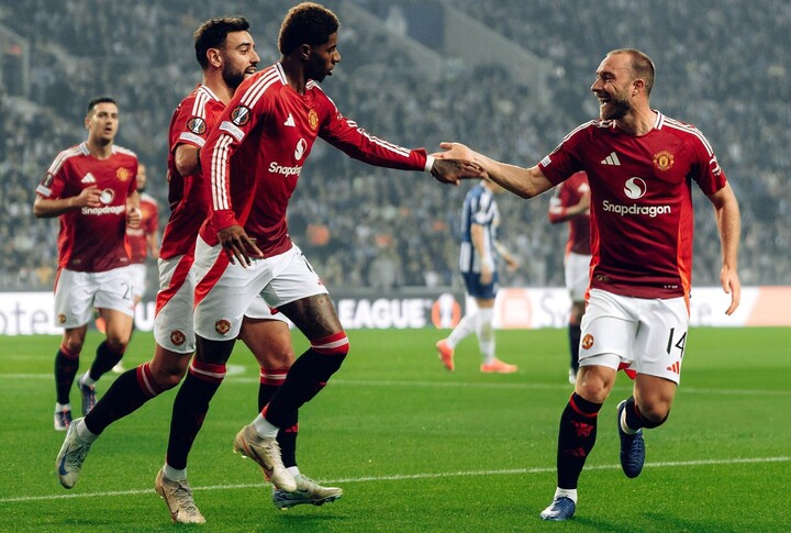 Bruno Fernandes lại nhận thẻ đỏ, Man Utd may mắn hoà Porto- Ảnh 1.