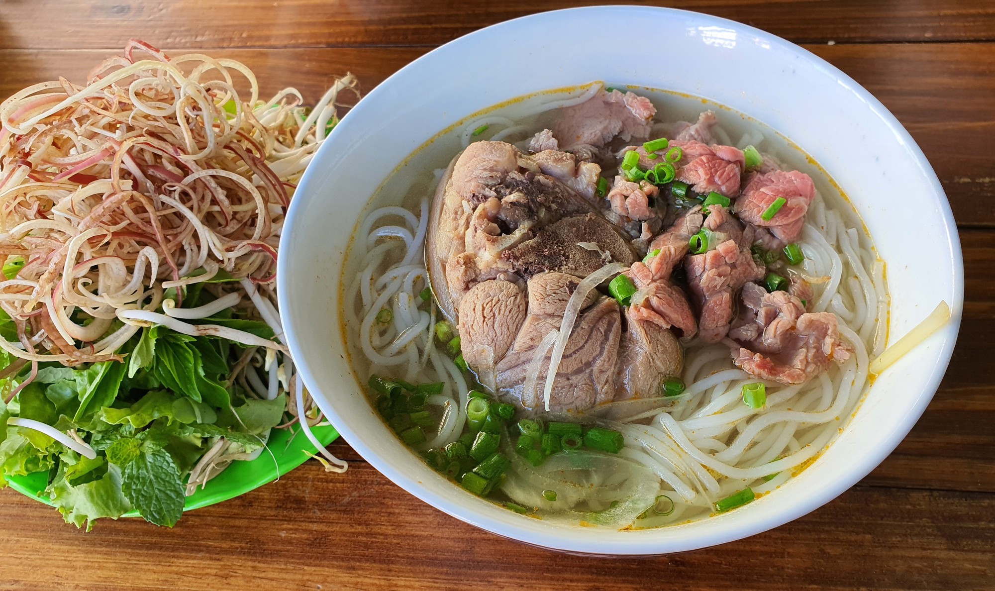 Bún bò Huế với bò tái, giò khoanh