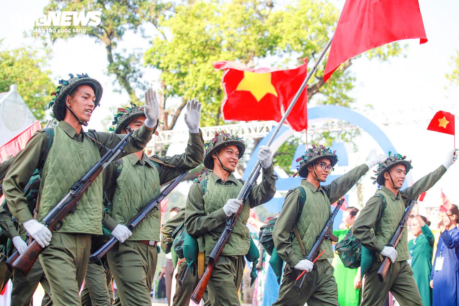 Hình ảnh đoàn quân tiến về Hà Nội năm 1954 được tái hiện tại hồ Gươm- Ảnh 3.