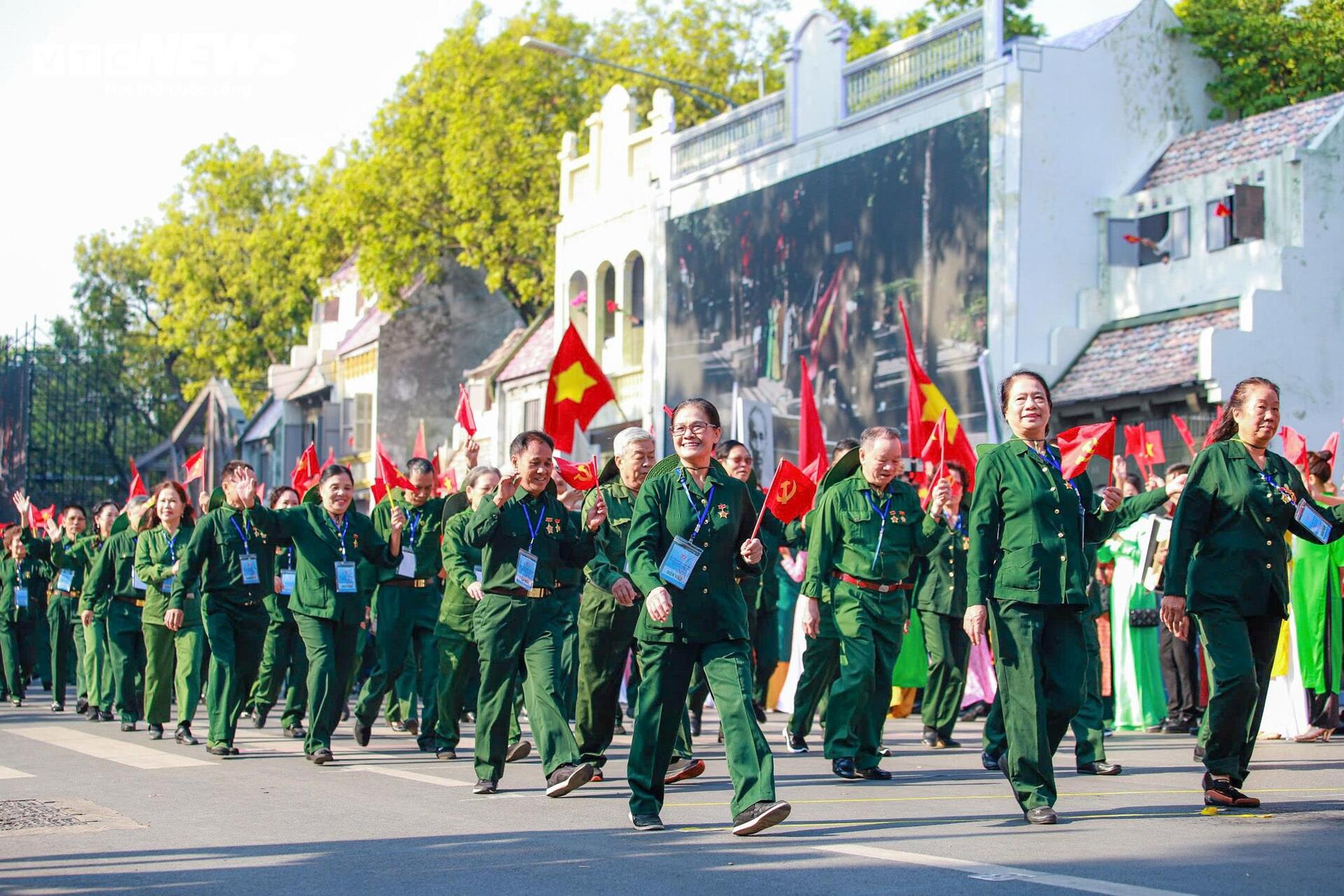 Hình ảnh đoàn quân tiến về Hà Nội năm 1954 được tái hiện tại hồ Gươm- Ảnh 9.