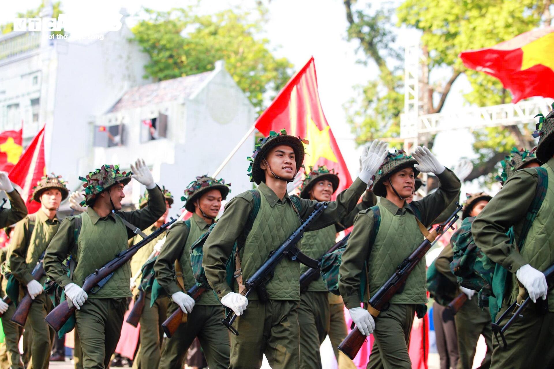 Hình ảnh đoàn quân tiến về Hà Nội năm 1954 được tái hiện tại hồ Gươm- Ảnh 6.