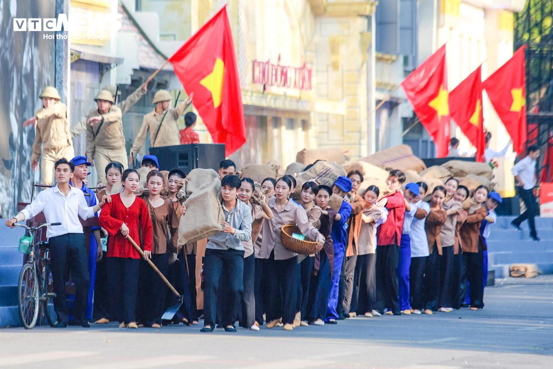 Hình ảnh đoàn quân tiến về Hà Nội năm 1954 được tái hiện tại hồ Gươm- Ảnh 13.