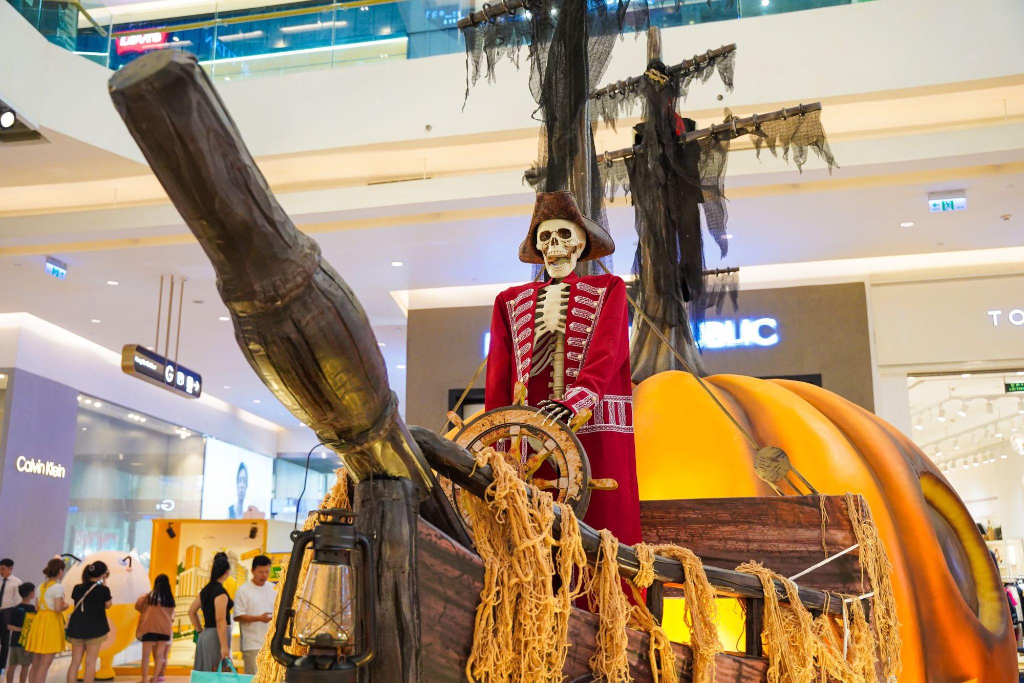 Khám phá con tàu bí ẩn, check-in cùng bí ngô khổng lồ tại Crescent Mall mùa Halloween 2024- Ảnh 3.