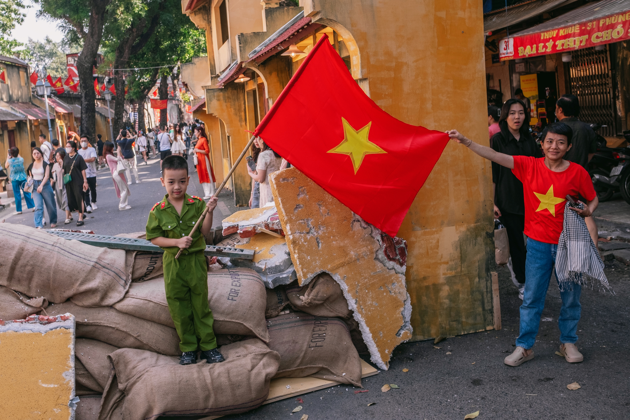 Khoảnh khắc lịch sử ngày tiếp quản Thủ đô được tái hiện trên phố Phùng Hưng- Ảnh 13.