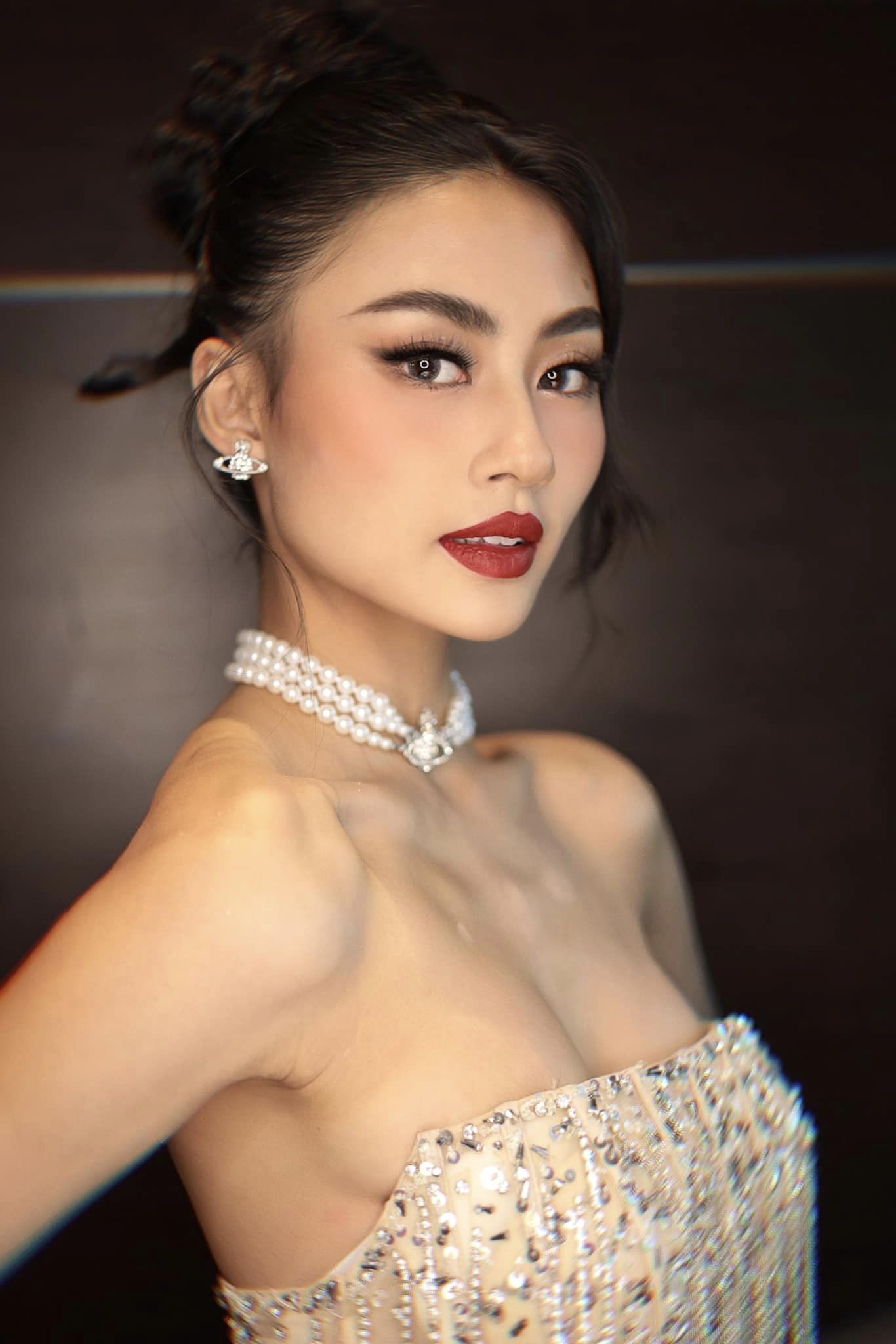 Thảm đỏ chung kết Miss Cosmo 2024: H'Hen Niê đọ sắc với Miss Universe, 1 nàng hậu sắp lên xe hoa lộ diện- Ảnh 15.