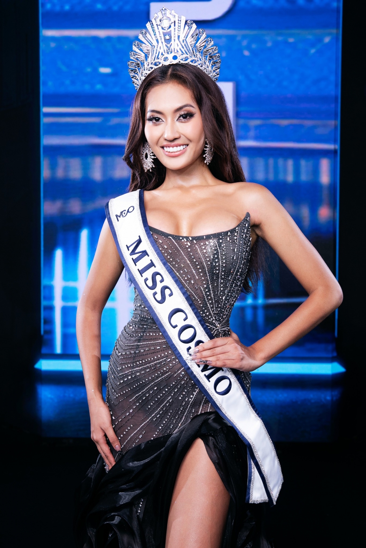 Nhan sắc gợi cảm của người đẹp Indonesia - Tân Miss Cosmo 2024- Ảnh 2.