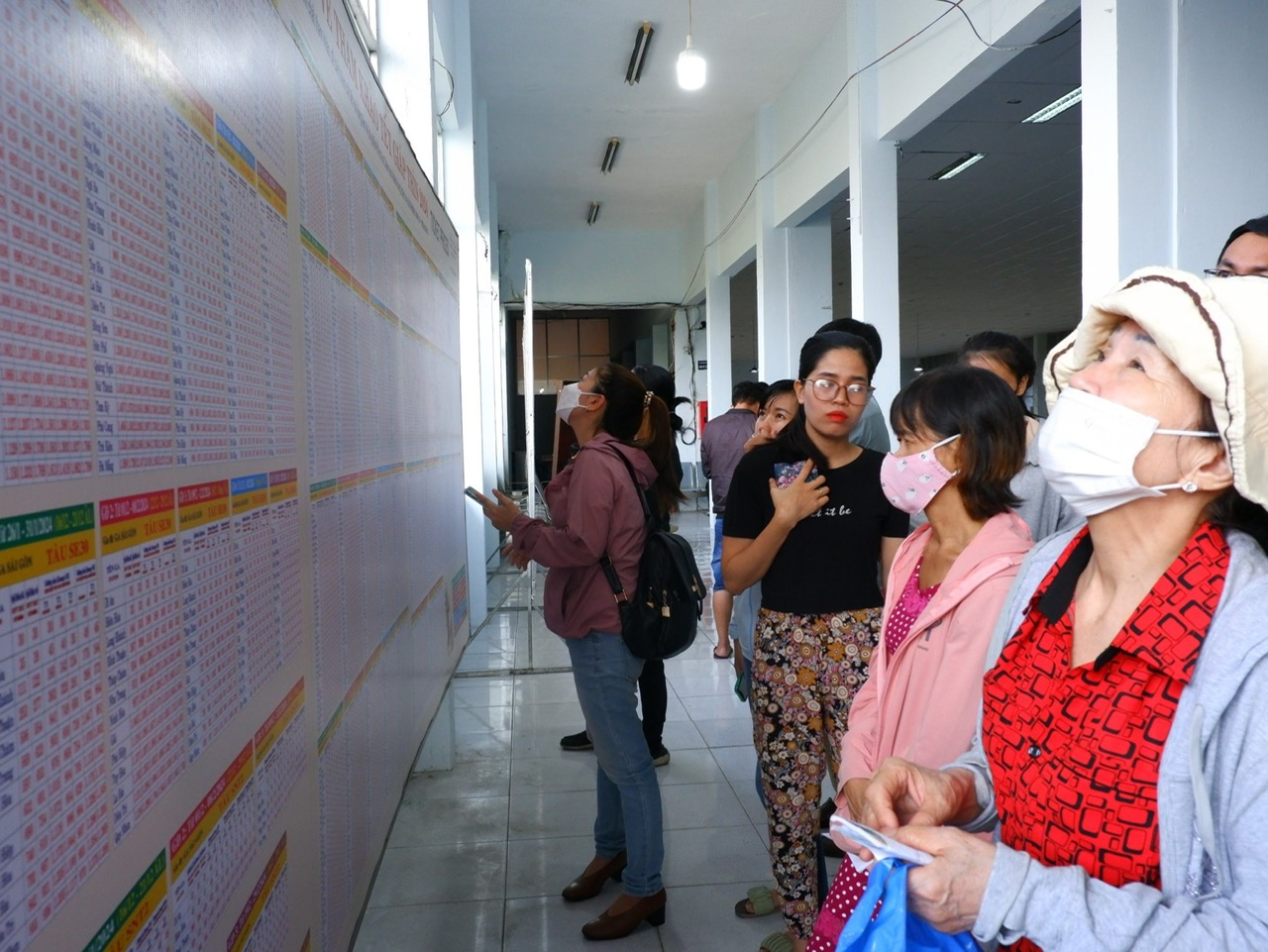 Ngày đầu bán vé tàu Tết: Nhiều người đến ga từ 3 giờ sáng, 21.000 vé hết vèo trong 90 phút- Ảnh 2.