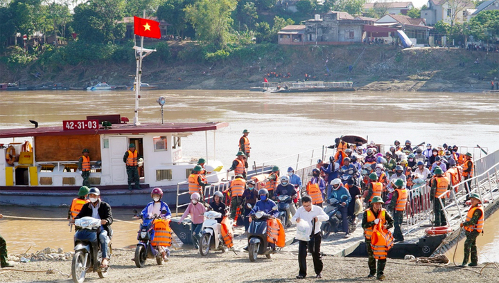 Tạm dừng lưu thông qua phà để chuẩn bị lắp lại cầu phao Phong Châu- Ảnh 1.