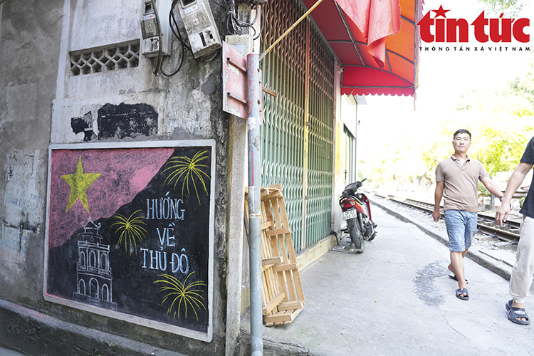 Những bức tranh phấn màu mộc mạc trong ngõ nhỏ Hà Nội mừng 70 năm Giải phóng Thủ đô- Ảnh 11.