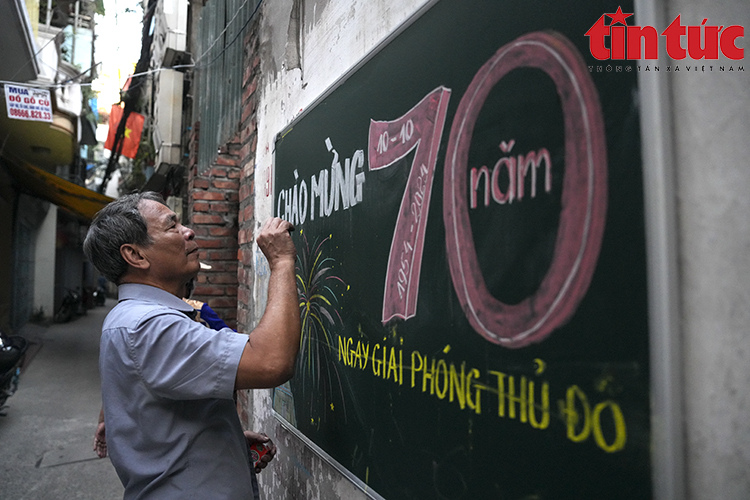 Những bức tranh phấn màu mộc mạc trong ngõ nhỏ Hà Nội mừng 70 năm Giải phóng Thủ đô- Ảnh 4.