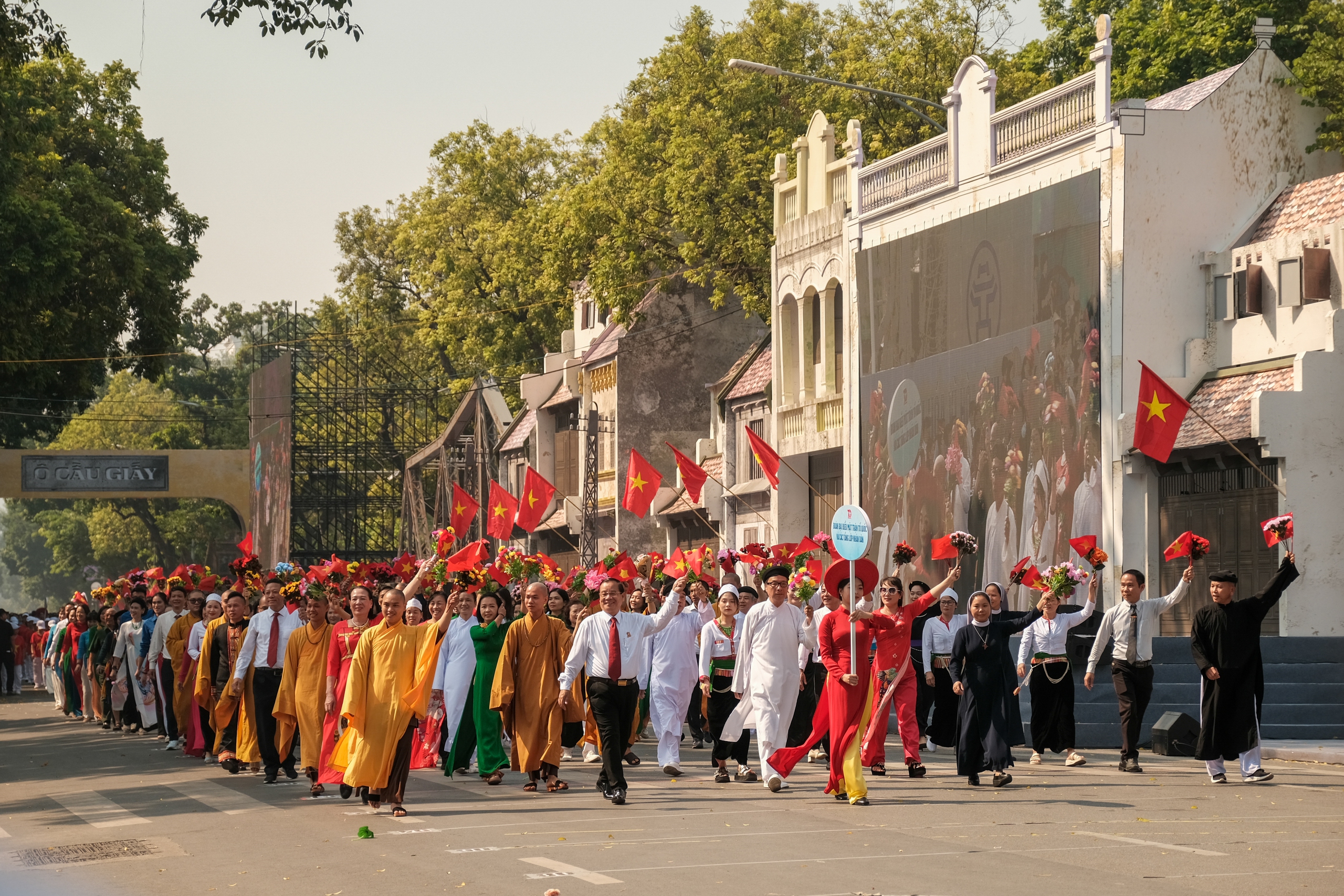 Hà Nội sáng nay: Hàng ngàn người diễu hành tái hiện thời khắc Thủ đô rợp cờ hoa đón đoàn quân giải phóng 70 năm trước- Ảnh 1.