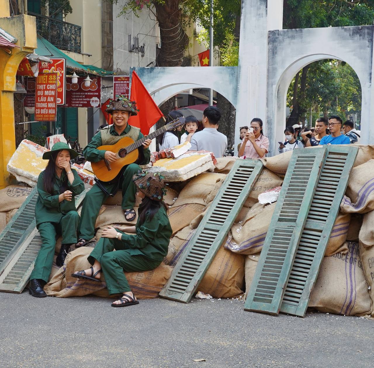 Hôm nay không đến Bờ Hồ thì thật có lỗi với bản thân, người trẻ Hà Nội kính phục 70 năm lịch sử hùng tráng- Ảnh 24.