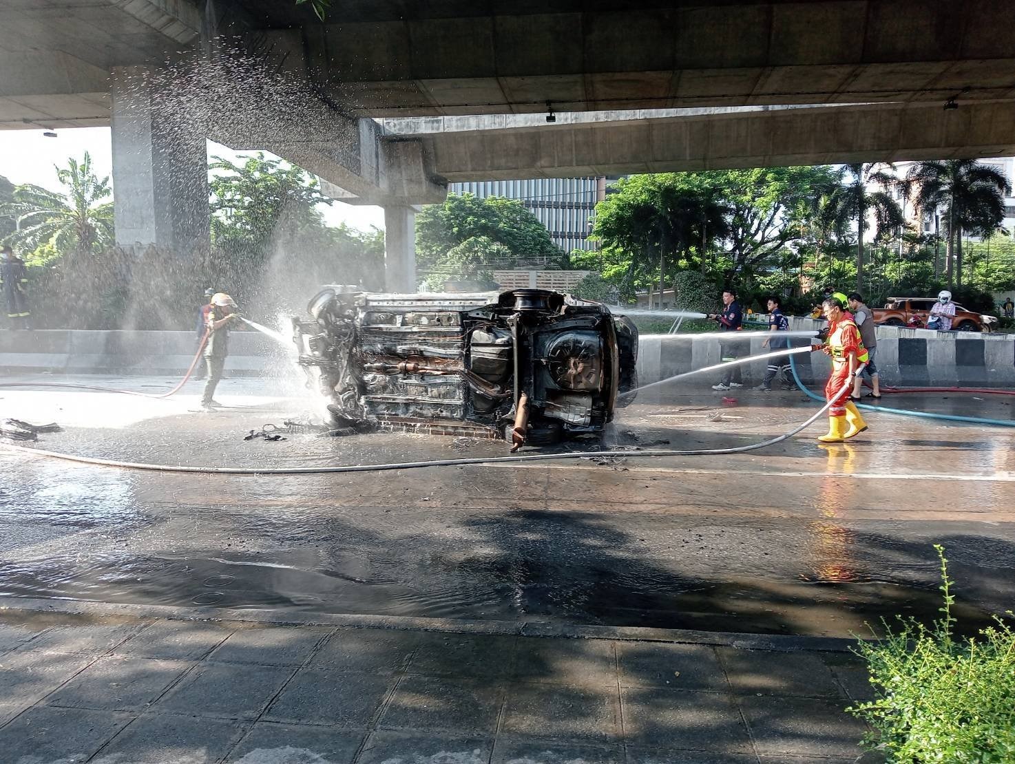 Taxi bốc cháy ngùn ngụt ngay trên phố, nghẹt thở giải cứu các nạn nhân trước thảm họa- Ảnh 2.