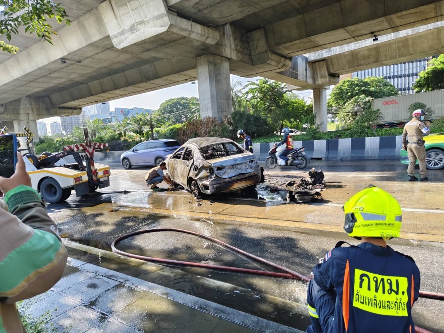 Taxi bốc cháy ngùn ngụt ngay trên phố, nghẹt thở giải cứu các nạn nhân trước thảm họa- Ảnh 4.