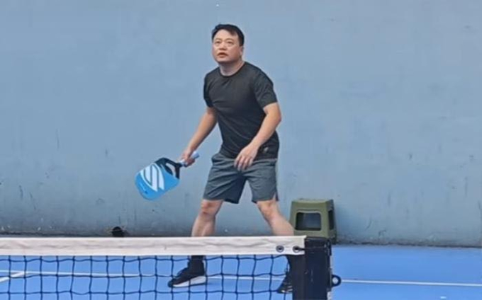 Shark Bình bị chê khi chơi pickleball, phản ứng thế nào về việc trang phục môn thể thao hot nhất năm 2024 gây tranh cãi?- Ảnh 1.