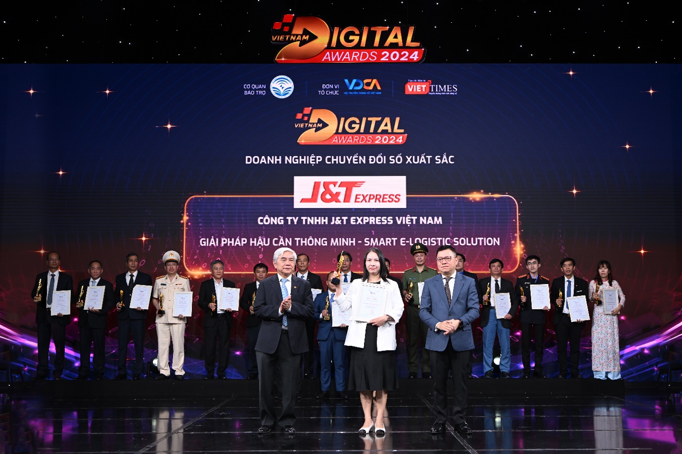 J&T Express tiếp tục được vinh danh giải thưởng Vietnam Digital Awards 2024 nhờ nỗ lực bền bỉ trong chuyển đổi số- Ảnh 1.