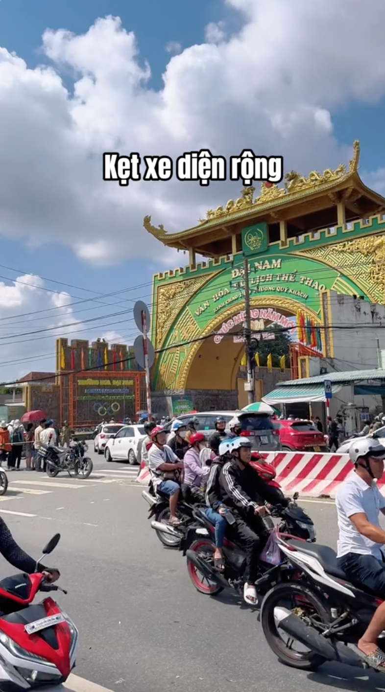 1001 chuyện "độc lạ Đại Nam" trong ngày miễn phí vé: Hết chở em bé đi tìm mẹ đến mắc võng lên cây dừa ngủ- Ảnh 3.