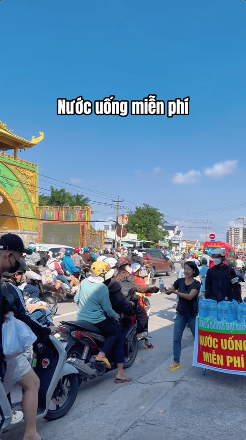 1001 chuyện "độc lạ Đại Nam" trong ngày miễn phí vé: Hết chở em bé đi tìm mẹ đến mắc võng lên cây dừa ngủ- Ảnh 18.