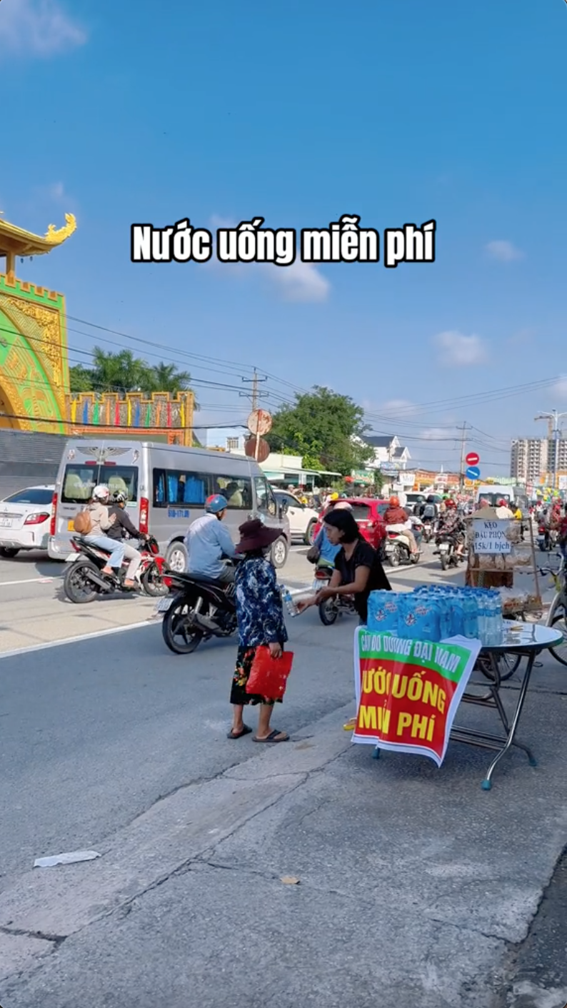 1001 chuyện "độc lạ Đại Nam" trong ngày miễn phí vé: Hết chở em bé đi tìm mẹ đến mắc võng lên cây dừa ngủ- Ảnh 19.