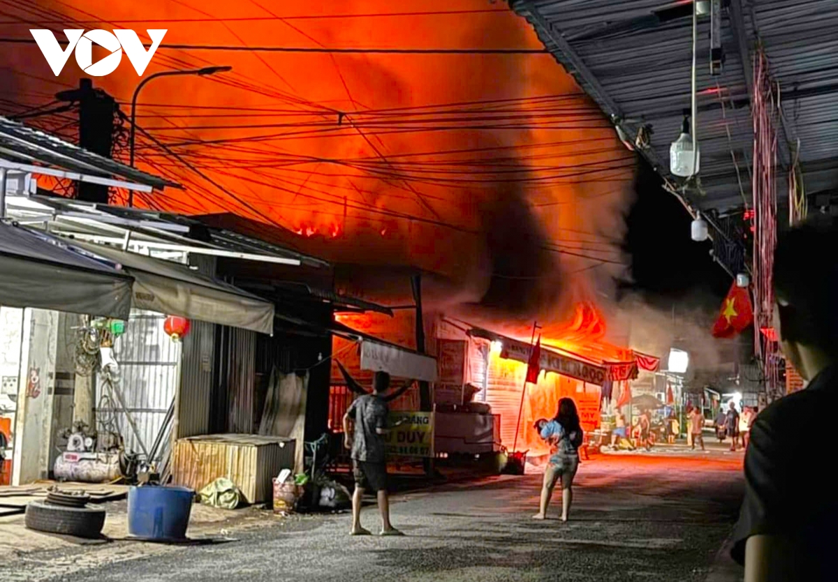 Cà Mau: Hỏa hoạn thiêu rụi 3 nhà dân ở chợ, thiệt hại 700 triệu đồng- Ảnh 1.