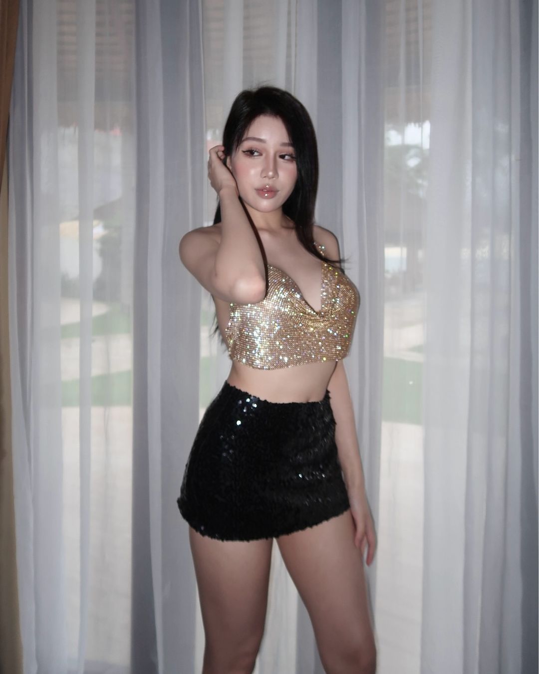 "Hot girl phú bà" khoe dáng nóng bỏng khiến cộng đồng mạng bùng nổ, một số fan góp ý về điều này- Ảnh 6.