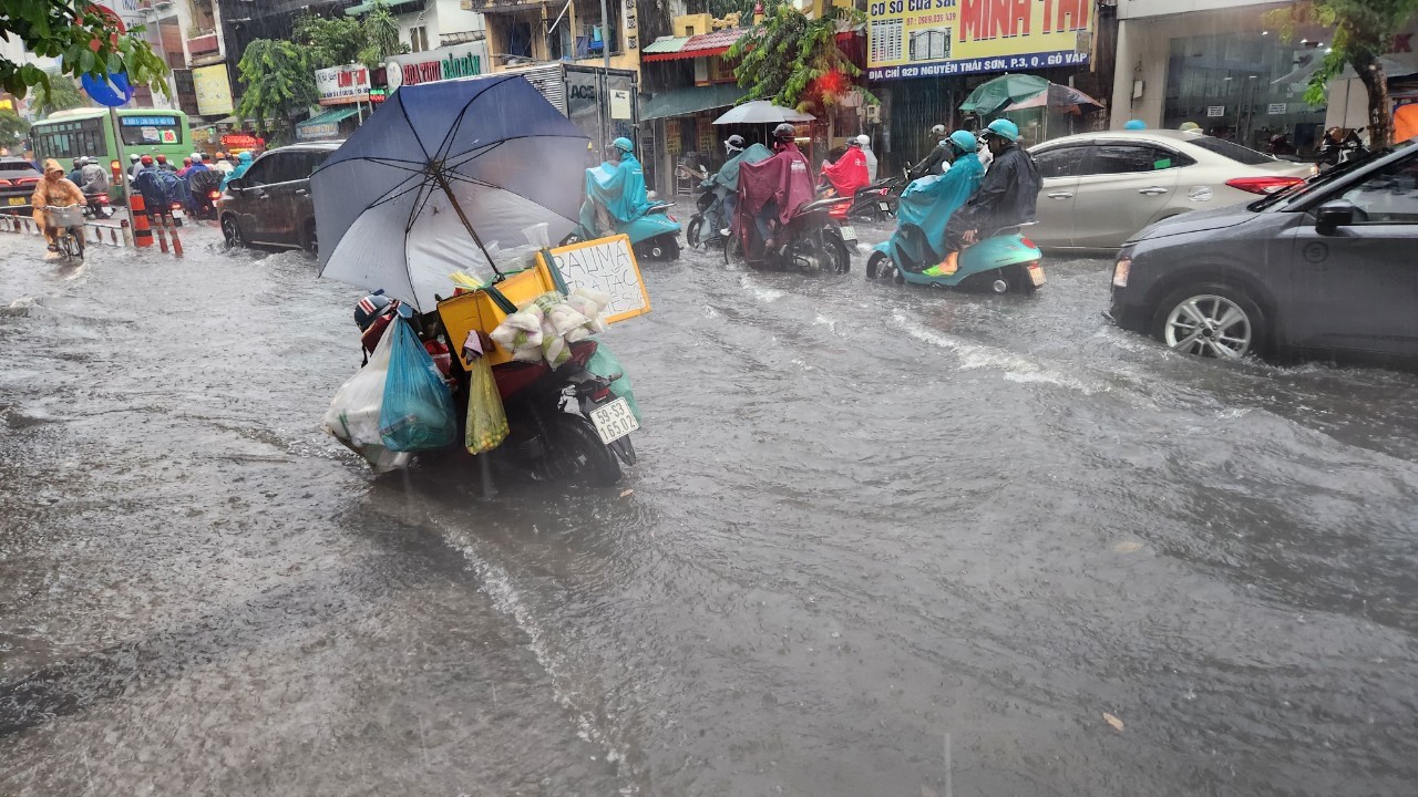 Mưa trắng trời ở TPHCM, giao lộ dẫn vào sân bay Tân Sơn Nhất ngập chưa từng thấy- Ảnh 4.