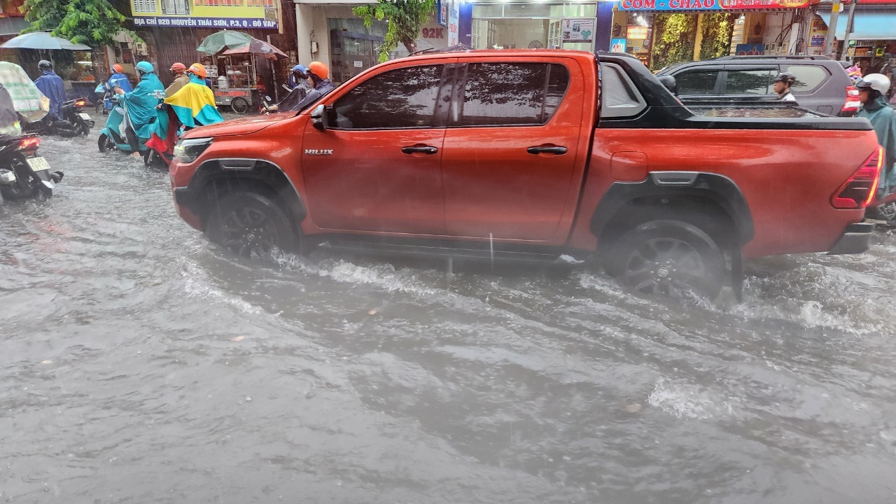 Mưa trắng trời ở TPHCM, giao lộ dẫn vào sân bay Tân Sơn Nhất ngập chưa từng thấy- Ảnh 11.