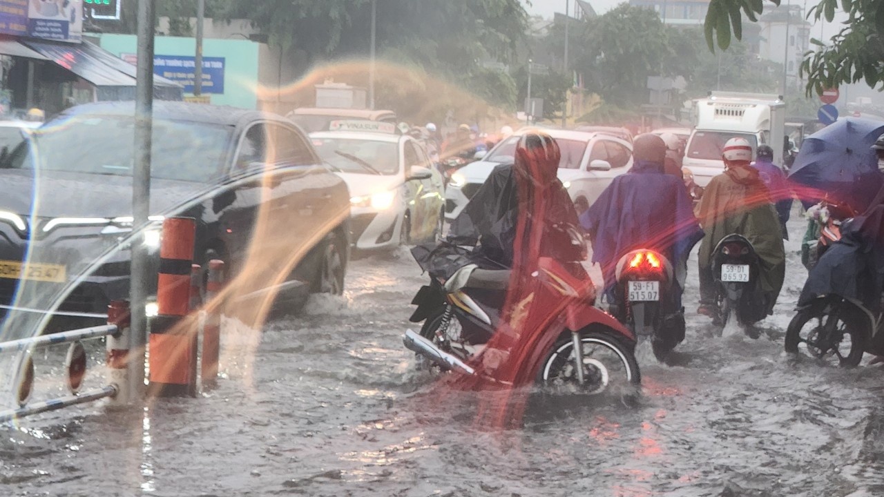 Mưa trắng trời ở TPHCM, giao lộ dẫn vào sân bay Tân Sơn Nhất ngập chưa từng thấy- Ảnh 2.