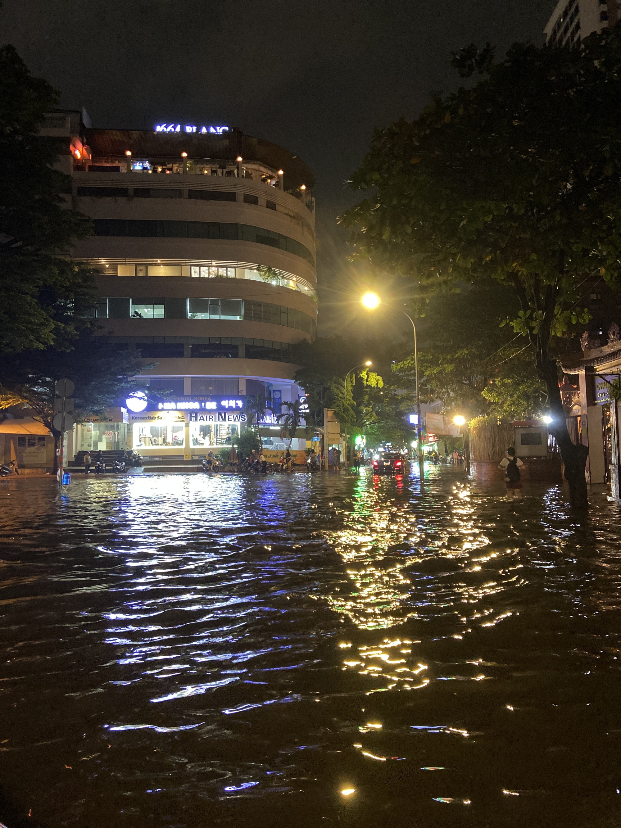 Người dân TP.HCM bì bõm trong nước từ chiều đến tối, hàng loạt tuyến đường vẫn ngập nặng- Ảnh 8.