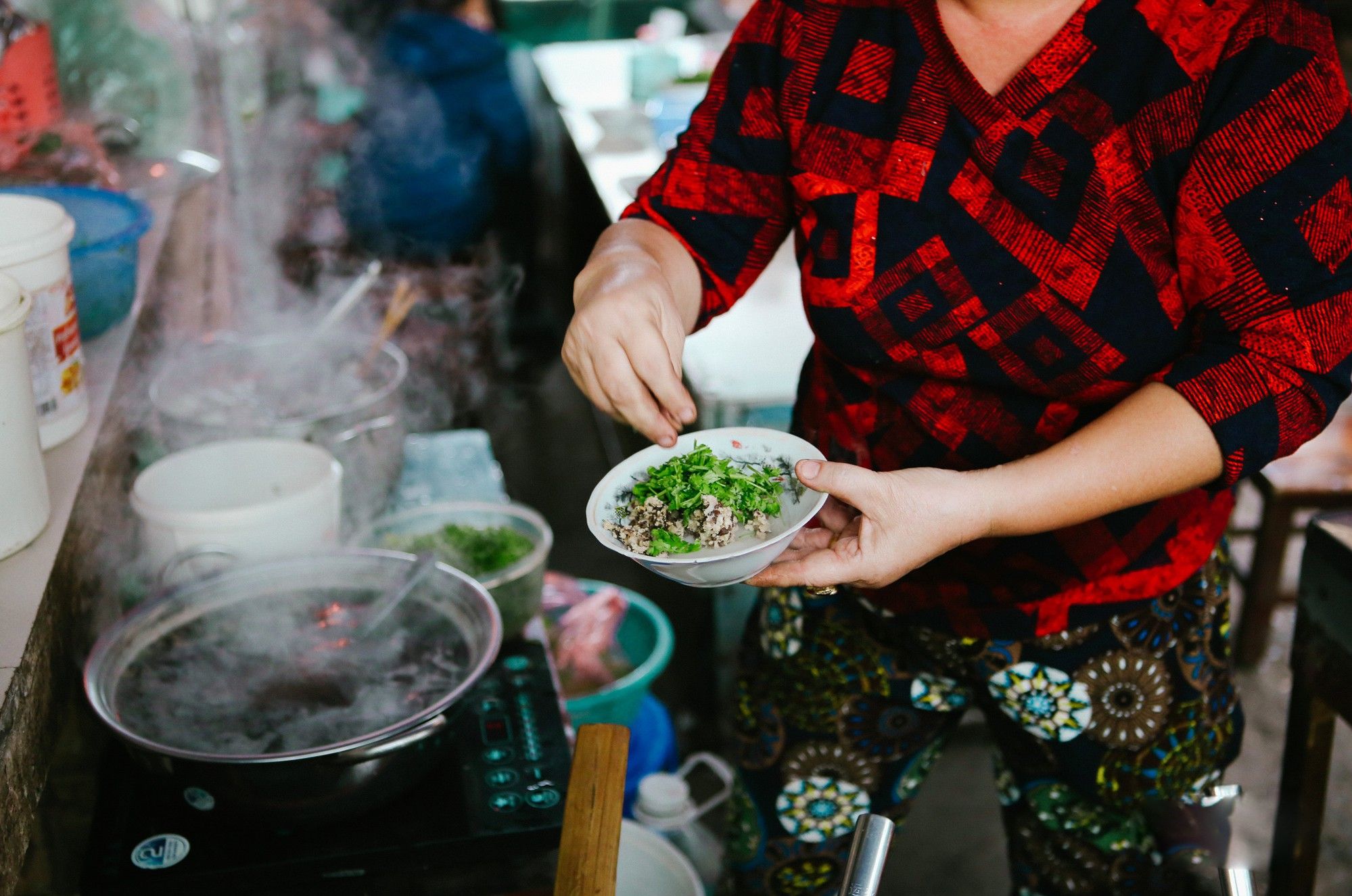 Hàng bánh đúc nóng "huyền thoại" 30 năm gắn với tuổi thơ nhiều người Hà Nội, trời thu này mà đi ăn là tuyệt nhất!- Ảnh 2.