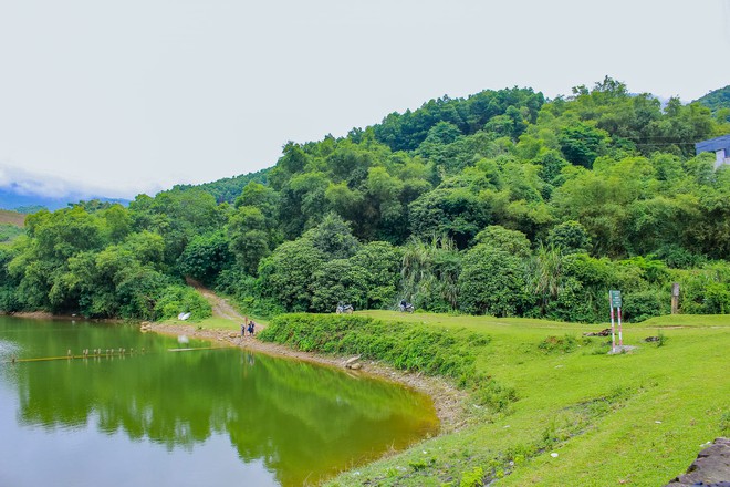 Phát hiện thảo nguyên và hồ nước xanh ngay sát Hà Nội, du khách nhận xét nhìn ảnh là muốn đi ngay- Ảnh 3.