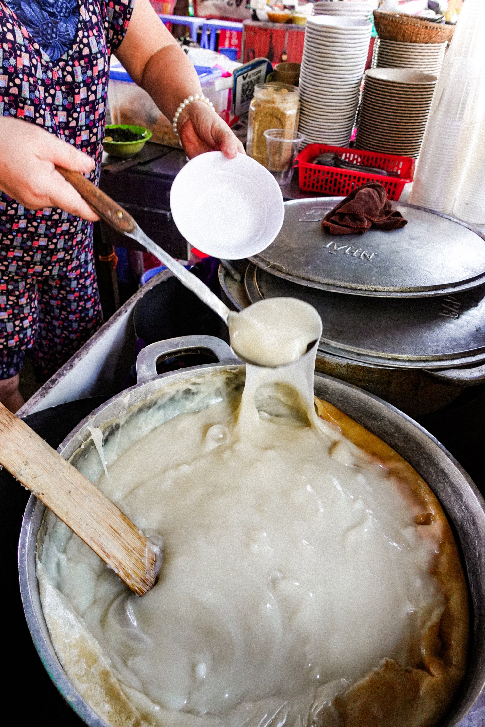 Hàng bánh đúc nóng "huyền thoại" 30 năm gắn với tuổi thơ nhiều người Hà Nội, trời thu này mà đi ăn là tuyệt nhất!- Ảnh 9.