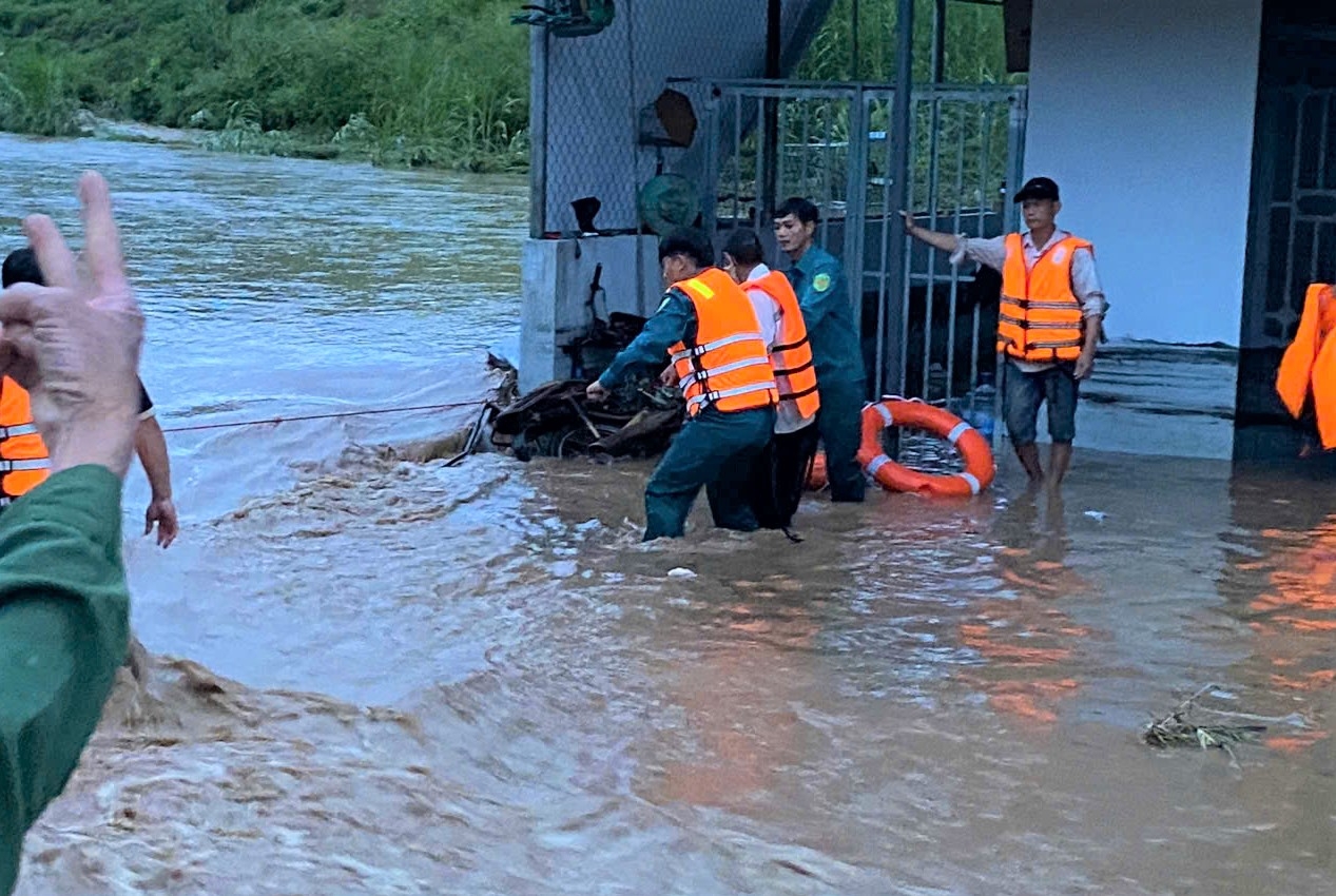 Mưa lớn gây ngập sâu ở Lâm Đồng, người dân phải leo lên mái nhà- Ảnh 3.