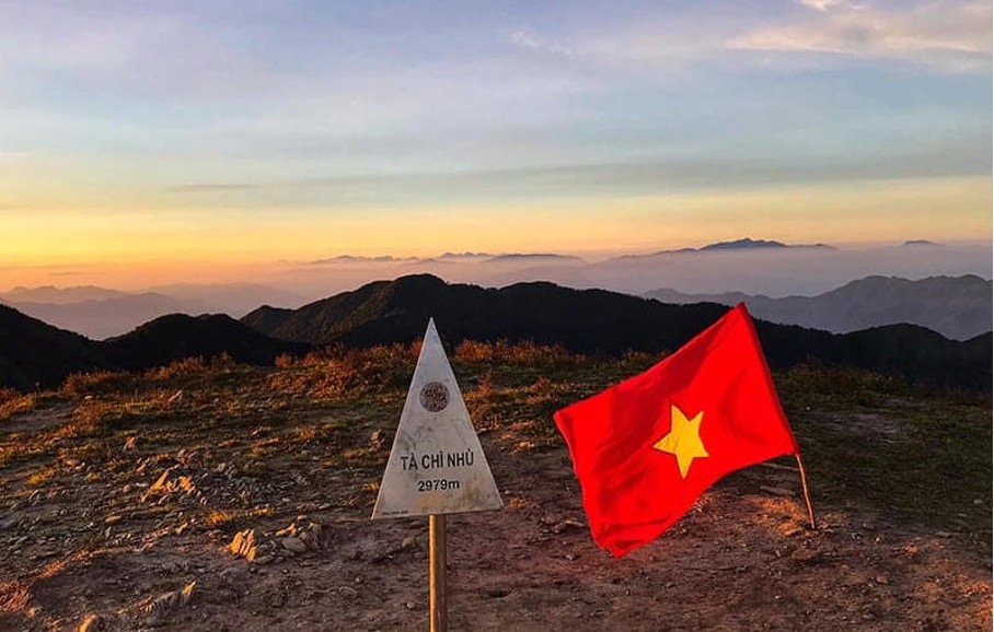 Phát hiện thêm một "thiên đường mây" thơ mộng chẳng kém Tà Xùa: Cách Hà Nội 4 tiếng đi xe, có loài hoa đặc trưng mỗi năm chỉ nở một lần- Ảnh 6.