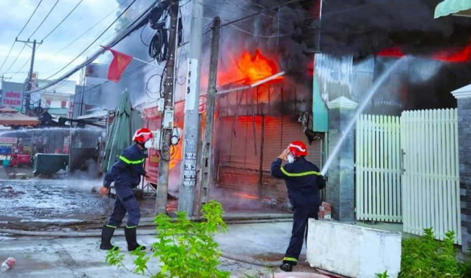 Cháy nhà kinh hoàng khiến 1 người chết, 3 người bỏng nặng: Bố dỡ mái tôn đưa 2 mẹ con ra ngoài- Ảnh 1.