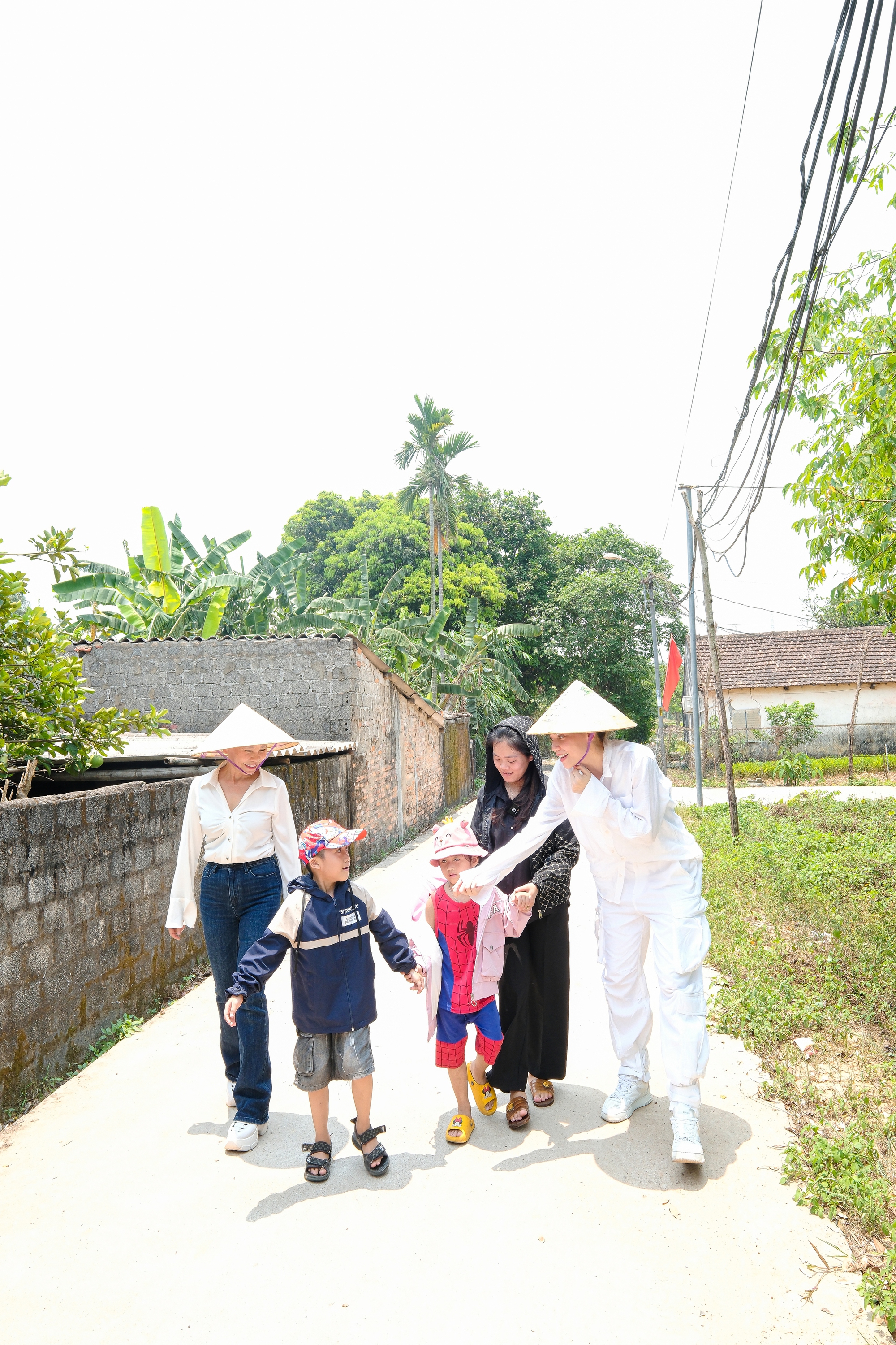 Hồ Ngọc Hà khóc khi chia sẻ với bé trai mồ côi- Ảnh 2.