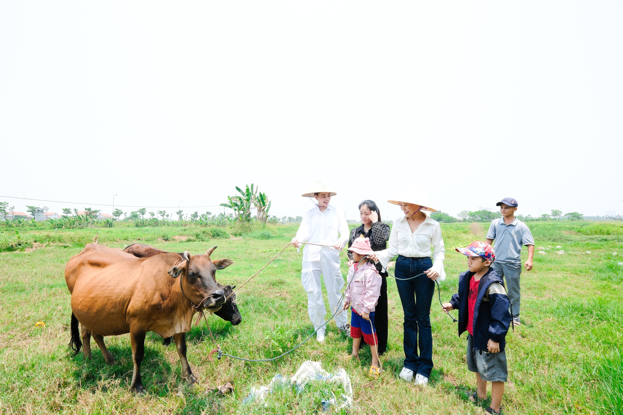 Hồ Ngọc Hà khóc khi chia sẻ với bé trai mồ côi- Ảnh 1.