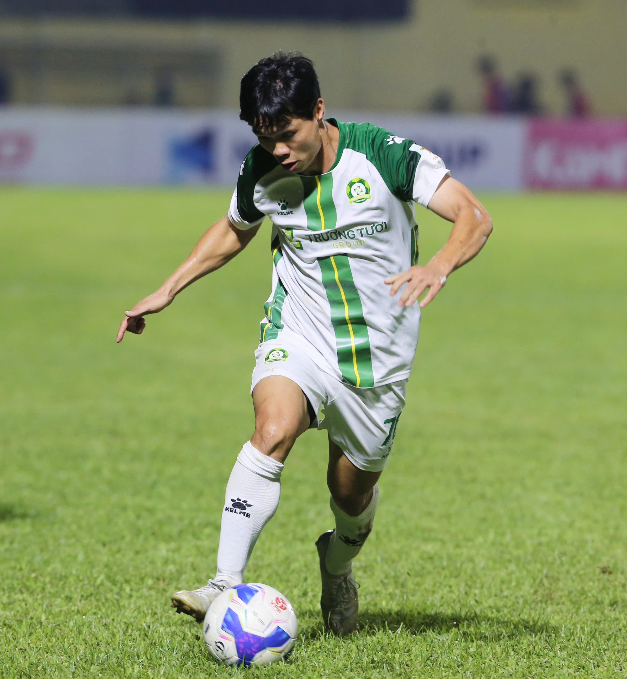 HLV Kim Sang-sik bỏ xem V.League để sang Indonesia; Công Phượng chỉ còn 4 cơ hội cho AFF Cup- Ảnh 2.